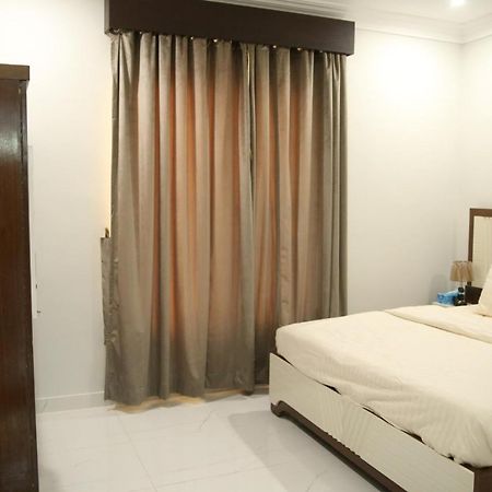 Al Rasheed Apartments Second Floor Apartment Karatschi Exterior foto